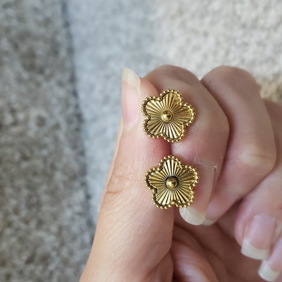 boutique Jewelry - Unbranded gold clover earrings